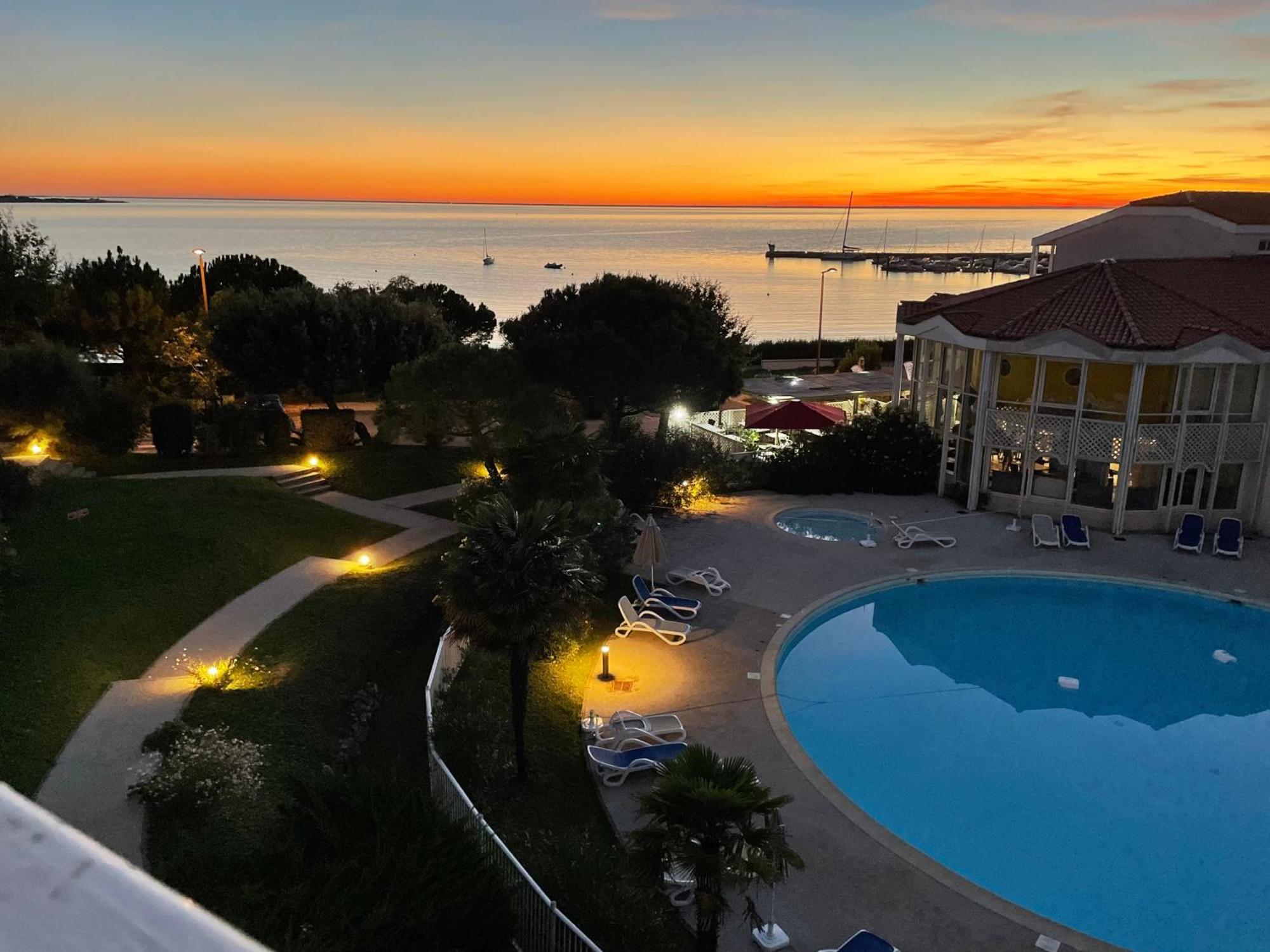 Apartment Vue Et Piscine, Avec Balcon - 1 Min De La