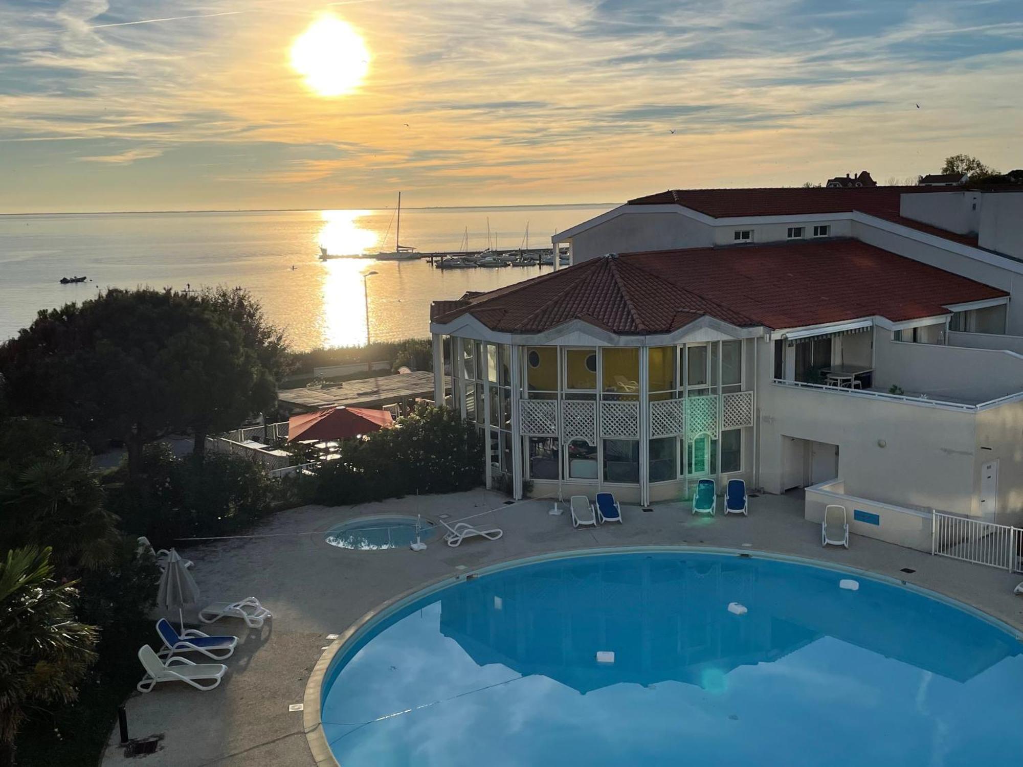 Vue Et Piscine, Avec Balcon - 1 Min De La Apartment *